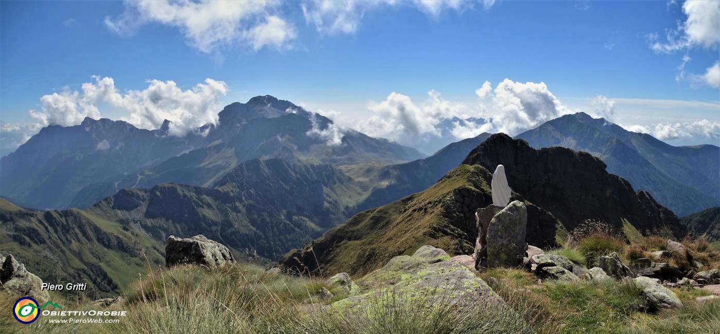 43 Alla bianca Madonnina del Pietra Quadra (2356 m) -G.E.M. (Gruppo Escursionisti Mozzo).jpg